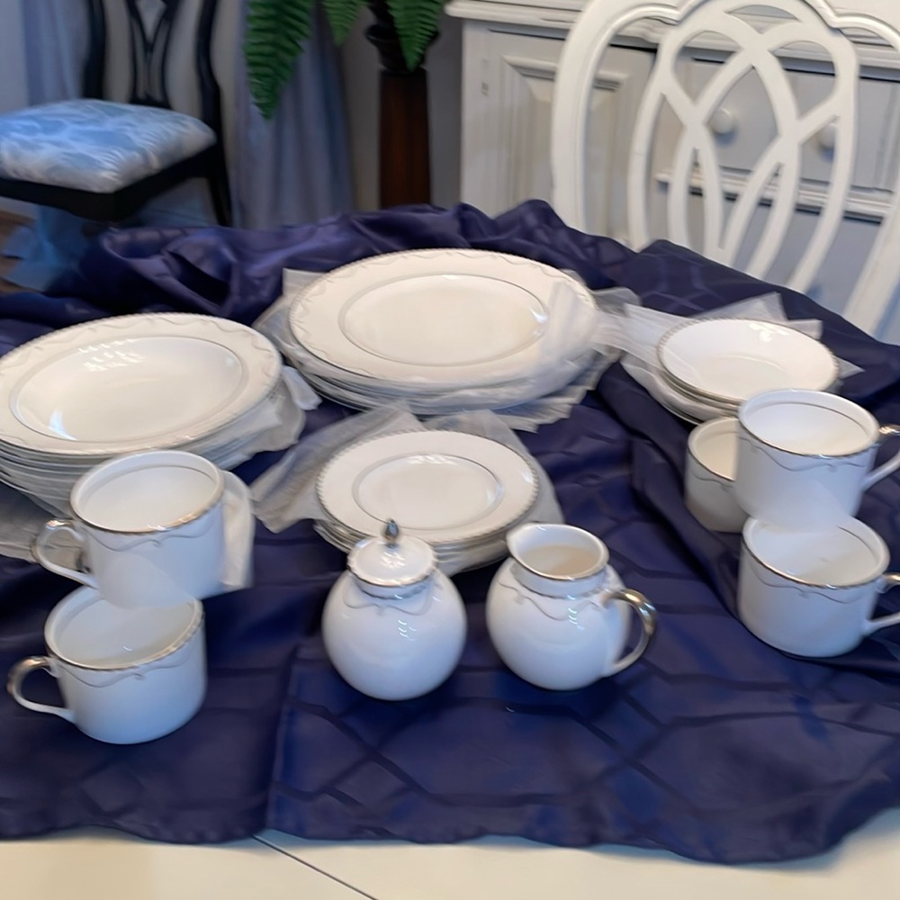 NWOT Marc Jacob’s for Waterford set of 32 Pieces of China.